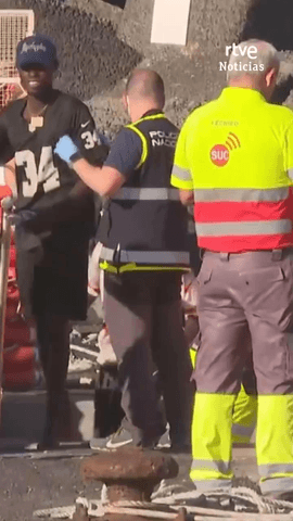 Salvamento Mar�timo trabaja desde primera hora en el rescate de tres embarcaciones al sur de El Hierro, en Canarias.