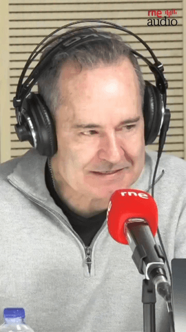  En nuestro 'Viaje al centro de la radio' que hacemos en @lastardesderne, hoy escuchamos himnos veraniegos.