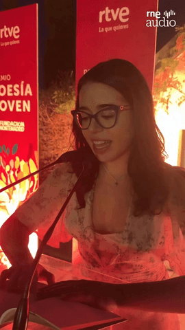  Alejandra Sevilla @alesevillla, premiada de la XVII edición del Premio de Poesía Joven de RNE-Fundación Montemadrid, lee un fragmento de su obra ‘A vista de niña pájaro’.