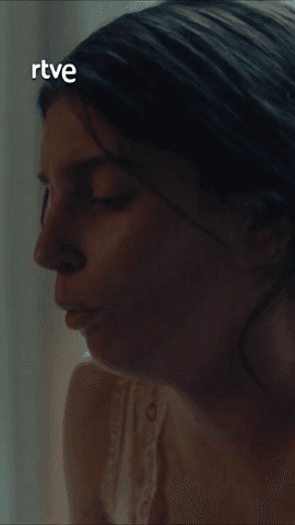 La salud de Lila empeora y Lenù está desesperada por ayudarla.