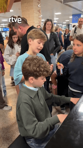 Lucas Paulano (@lucaspaulanooficial) y Alec Burette (@alec.burette) nos han regalado este momentazo en el aeropuerto: un “Cuore Bello (Te quiero, te quiero)” a dúo en el piano 