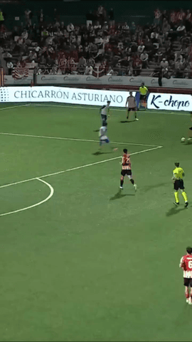 Maroan hab�a abierto el marcador en la visita copera del Athletic a la AE Prat y pudo hacer su segundo gol de la noche tras esta buena jugada de Nico Serrano.