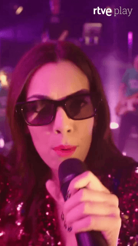 De cantar a los coches del pasado y criar malvas a revolucionar el escenario de Benidorm.