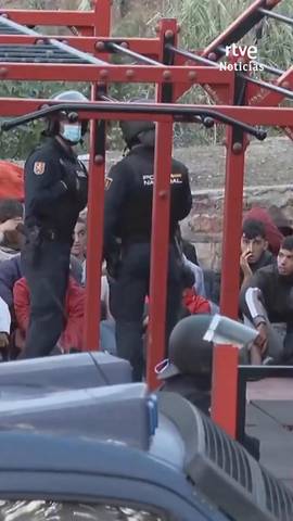 La Polic�a Nacional despliega un operativo en El Pr�ncipe, Ceuta, para desalojar a migrantes en situaci�n de calle.