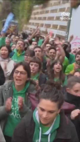 Decenas de docentes han protestado por la educaci�n p�blica en la autov�a A-3 --que conecta Madrid y Valencia-- a primera hora de este lunes.