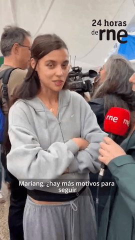 En el informativo especial de 24 horas RNE desde la Puerta del Sol, hablamos con Mariang Maturana (@capulla.sixtina) del podcast La pija y la quinqui (@pijayquinqui).