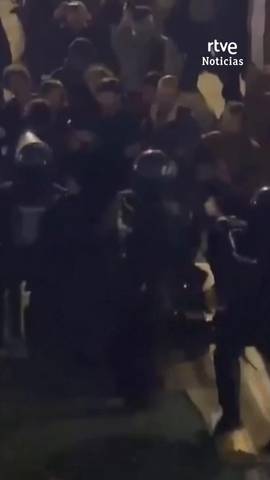  En Oporto, al menos 37 heridos despu�s de que la polic�a portuguesa desalojara por la fuerza una acampada por la vivienda.