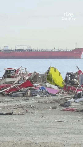  Las fuerzas y cuerpos de seguridad del Estado desalojan la playa de Guano, el �ltimo gran asentamiento de migrantes en Ceuta.