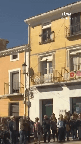 Minuto de silencio en Valverde de J�car, Cuenca, por Luisa, asesinada ayer presuntamente por su pareja.