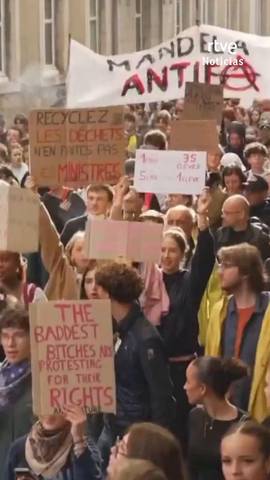 En Francia, miles de estudiantes se han echado a las calles en el quinto d�a de protestas para exigir m�s medios.
