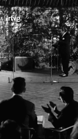  Inolvidable este momento en el que Concha Velasco interpreta “La chica yé-yé” en la película ‘Historias de la televisión’.