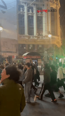 Tras conocerse la noticia de la muerte de Maricarmen, cientos de personas han marchado hacia el Congreso de los Diputados, donde han realizado una sentada