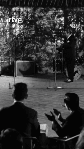  Inolvidable este momento en el que Concha Velasco interpreta “La chica yé-yé” en la película ‘Historias de la televisión’.