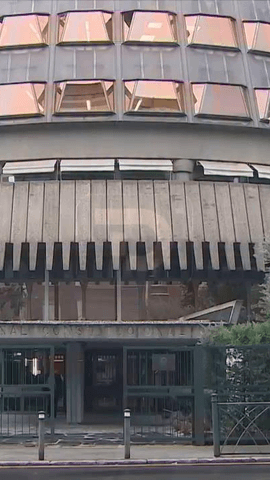 El pleno del Tribunal Constitucional estudia a partir de hoy el recurso del Defensor del Pueblo contra la suspensi�n del derecho al voto de los nacionalizados por la ley de nietos.