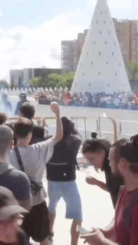 Durante la marcha por la vivienda en Valencia, algunos manifestantes han saltado el cord�n policial y se han acercado a las inmediaciones del Palacio de las Artes, donde se est� desarrollando el congreso de inversiones inmobiliarias Valencia Real Estate Summit 2026.