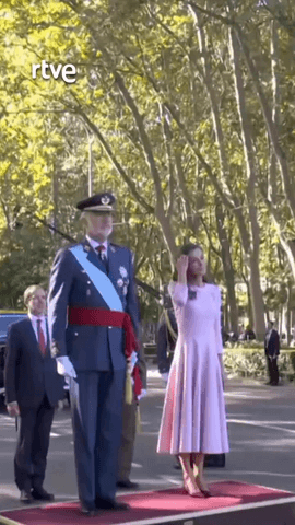 Suena el himno, uno de los actos centrales del D�a de la Fiesta Nacional.