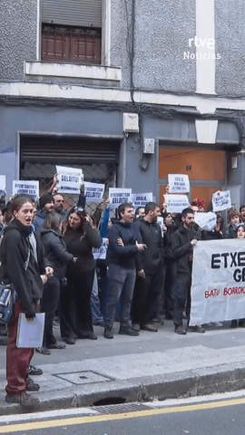 En Bilbao, una protesta ha conseguido frenar el desahucio de una madre, sus dos hijas menores y su madre.