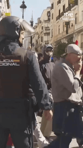  Momentos de tensi�n en la Puerta del Sol tras finalizar el desfile de la Fiesta Nacional.