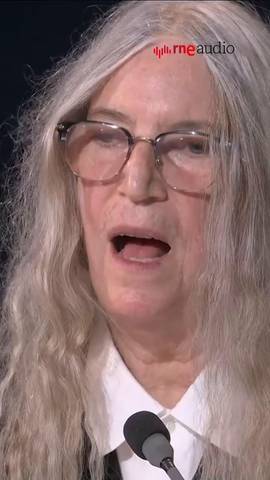 Patti Smith emociona a los asistentes en el Teatro Campoamor cantando a capela su canci�n 'Wing'