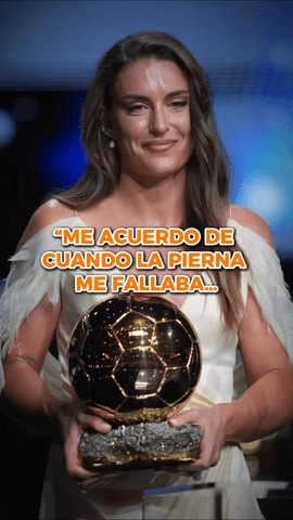  Uno de los momento más emotivos del discurso de Alexia Putellas tras ganar el Balón de Oro 2026: su recuerdo a la lesión de ligamentos en julio de 2022, unos meses antes de su segundo #ballondor Ahora por fin ha logrado el tercero, el primero desde su recuperación.