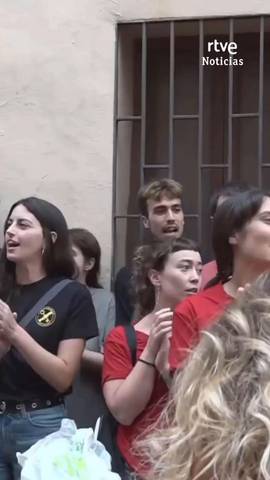 Primer desahucio paralizado en Barcelona tras la publicaci�n en el BOE del nuevo decreto sobre vivienda, que ya est� en vigor.