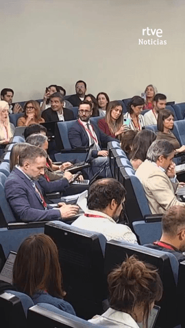 La Junta Electoral Central ha acordado este jueves sancionar al presidente del Gobierno, Pedro S�nchez, por sus declaraciones en La Moncloa durante la rueda de prensa tras la reuni�n extraordinaria del Consejo de Ministros el 6 de octubre, el d�a siguiente de la convocatoria electoral y cuando se aprobaron los decretos de vivienda.