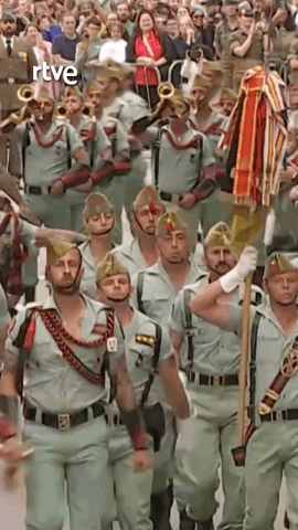 Los legionarios llegan acompañados de Baraka, su mascota 