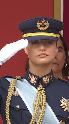  Así fue el homenaje a la bandera de España, tras fallar el tradicional izado