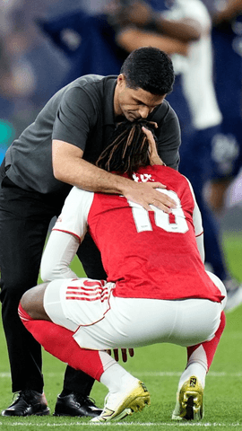  Nada m�s perder la final en los penaltis Mikel Arteta miraba as� al cielo de Budapest.