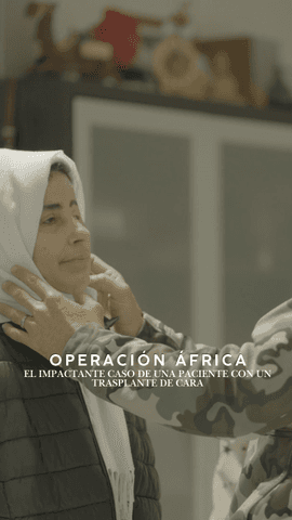 El doctor Cavadas revisa el caso de una paciente que fue operada de un trasplante de cara tras sufrir graves quemaduras.