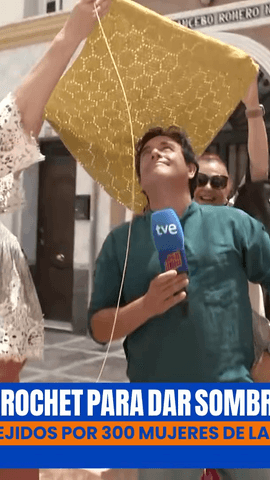  Un techo de crochet transforma una calle de Málaga