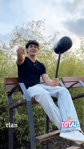 Clanerrr  Ricard vuelve a salir a la calle Pero un martillo hinchable le complica la misión ¿Quién habrá sido? .