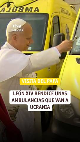 El papa Le�n XIV bendice las ambulancias de la religiosa Sor Luc�a Caram, antes de que el pont�fice se dirija al Estadio Ol�mpico Llu�s Companys, donde presidir� una vigilia.