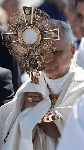 El papa León XIV preside la procesión del Corpus Christi por la Plaza de Cibeles y la calle Alcalá de Madrid.