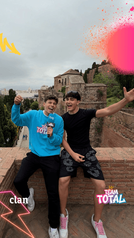 Clanerrr  Bonsi sigue su travesía por los castillos de España Esta vez junto a Pablo Triviño descubren la Alcazaba de Málaga… ¡una auténtica pasada! .