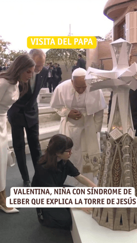 Valentina Sánchez Cedres, una niña con síndrome de Leber, presenta a León XIV y las máximas autoridades la maqueta de la torre de Jesucristo.
