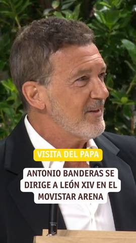 Antonio Banderas se dirige a Le�n XIV en el Movistar Arena.