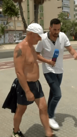  Ir sin camiseta en la vía pública puede acarrear una multa