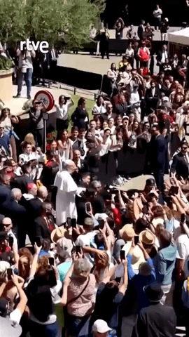 Gran recibimiento a León XIV en la Abadía de Montserrat.
