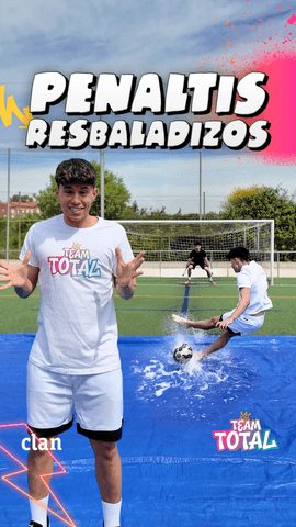 Clanerrr  TEAM TOTAL del RƎVƎ́S Bonsi tiene que tirar penaltis… ¡Pero con el suelo super hiper mega resbaladizo! Mantenerse en pie ya es un reto .