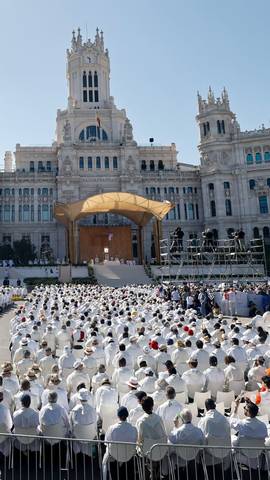 Cibeles canta “Gloria a Dios” en la misa del papa León XIV.