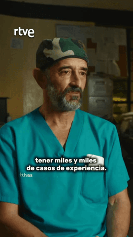 “Lo que en Occidente cortas con sierras sofisticadas y control de rayos en el quirófano, aquí manda el ojímetro”.