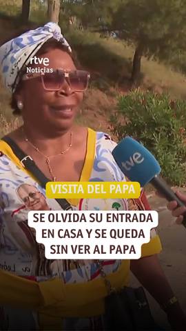  Los nervios le han jugado una mala pasada a Jacinta, que ha olvidado su entrada para entrar en la vigilia en su casa y la Polic�a no le permite entrar.