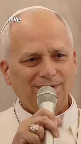 #VisitaPapaRTVE | El papa León XIV ha dado sus primeras palabras ante la prensa en el avión, antes de aterrizar en Madrid: