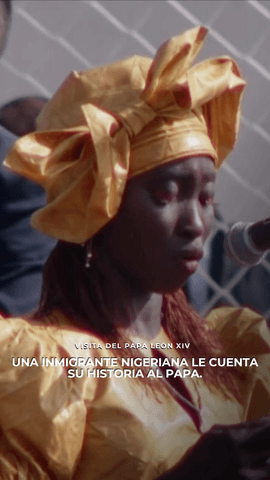 Una inmigrante nigeriana le cuenta su historia al papa.