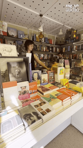 Si te gusta leer, aún tienes tiempo de visitar la 85ª edición de la Feria del Libro de Madrid, que se celebra en el Parque del Retiro hasta el 14 de junio.