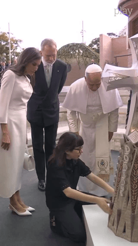Valentina, que nació con síndrome de Leber y solo distingue luces y sombras, explica a León XIV y los reyes la maqueta de la Torre de Jesús en la Sagrada Familia.