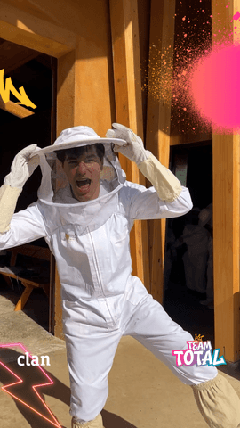 Clanerrr  Traje puesto y curiosidad al máximo Hugo explora de cerca el increíble mundo de las abejas .