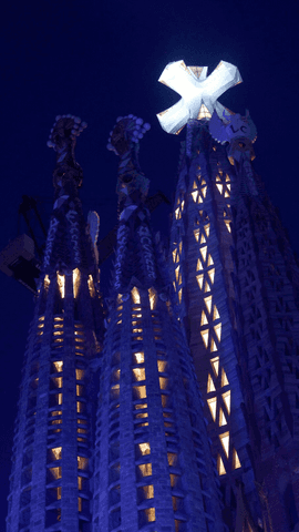 Este es el momento en que el rey Felipe VI, junto al papa León XIV, comenta el espectáculo final de la Sagrada Familia.