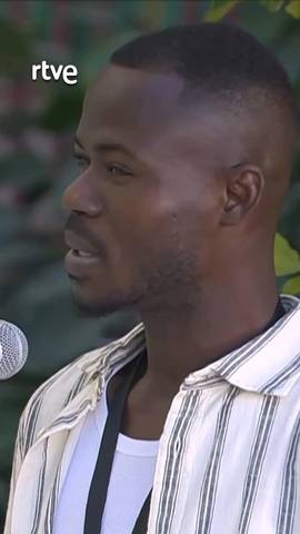 Este ha sido el emocionante discurso de una persona migrante, que ha intentado aprendérselo de memoria, pero le han fallado los nervios y ha vuelto a comenzar.